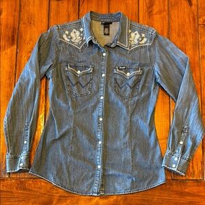 Wrangler Retro Embroidered Denim Shirt with Pearl Snap Buttons-women’s